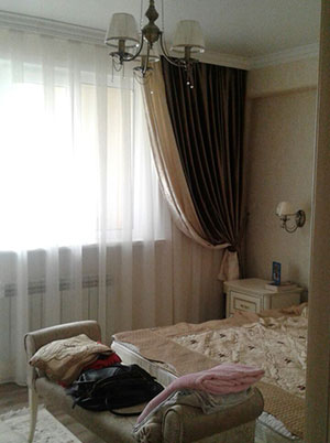 Шторы на заказ в Алматы для спальни от салона штор Стиль Сары. На фото бежево-золотые портьеры с подхватом и белый тюль
